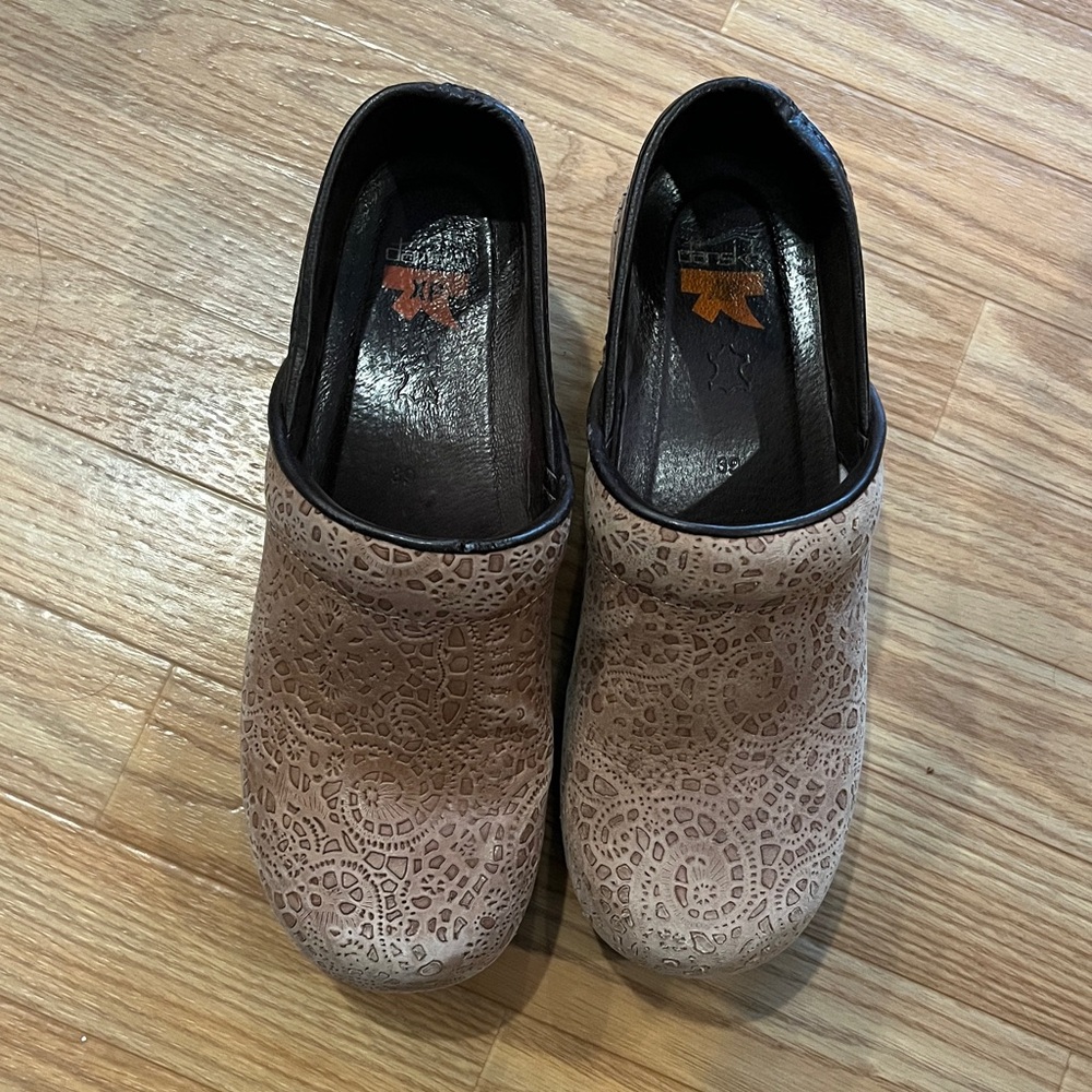 Brown Lace Pattern Clogs